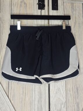 Under Armour HeatGear Shorts Black White Athletic Running Gym YXL XS Women
